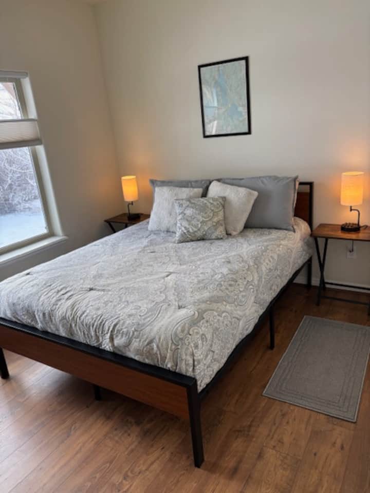 Cette chambre dispose d'un nouveau matelas queen size, de lampes avec plugins USB C + A et d'un bureau pour ordinateur.