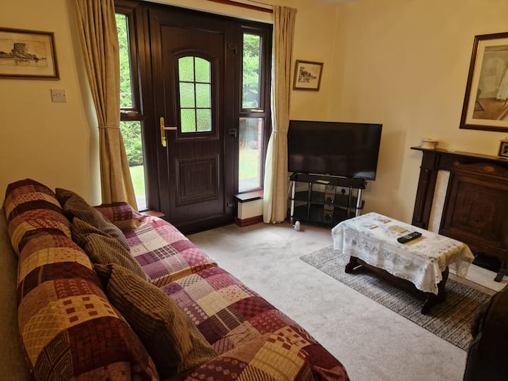 Derry City 1 -Private Apt (Bed,kitchen,livingroom) - Londonderry
