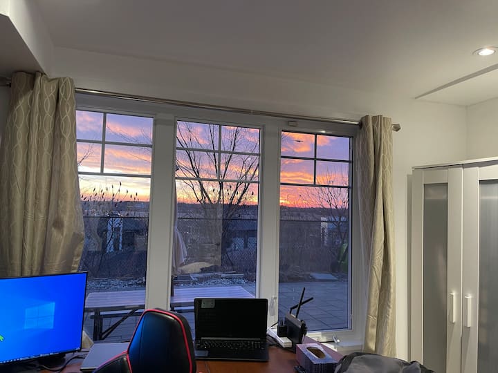 One Bed Walk-out Apt With Office/ Beautiful View - Ottawa