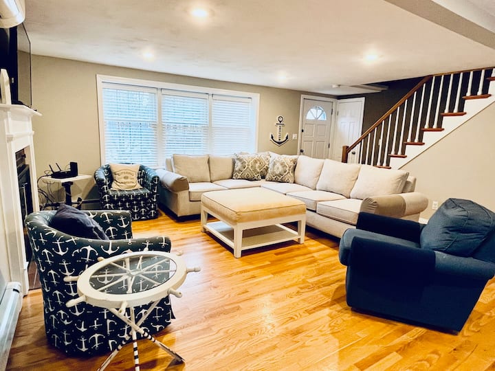 Expansive & Renovated Teaticket Cape - Falmouth, MA