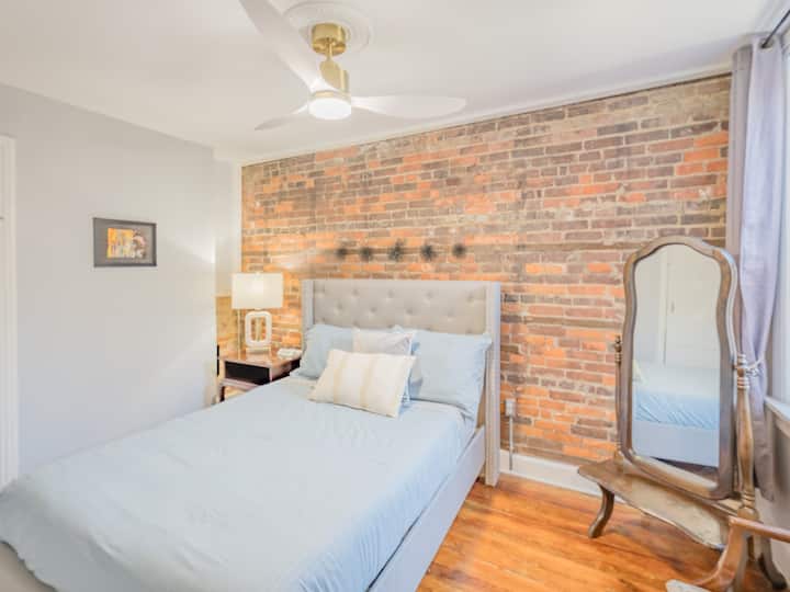 Chumba cha kulala cha ghorofa ya 2 na TV ya smart na Hulu, Netflix, na Disney +, kioo cha kale cha urefu kamili, kiti cha kale, meza ya usiku na saa ya kengele/chaja ya USB