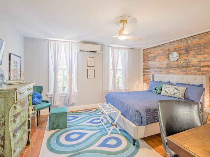 Chumba cha kulala cha ukubwa wa ghorofa ya pili kilicho na godoro la kifahari la Serta, runinga janja iliyo na Netflix, Hulu na Disney+, dawati la kale na kiti na sehemu ya kukaa yenye jua. 