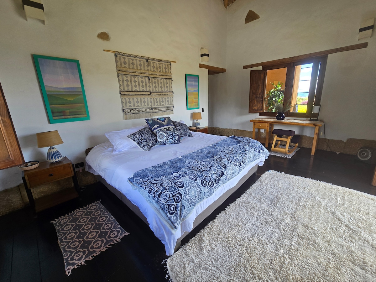 Основна спалня с двойно легло, прозорци с изглед към долината и планината,  френски врати, водещи към палубата. 