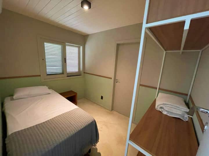 ห้องสวีท 5 พร้อมเตียงแฝดเครื่องปรับอากาศที่เก็บเสื้อผ้าผ้าห่มหมอนและเครื่องนอนสำรอง