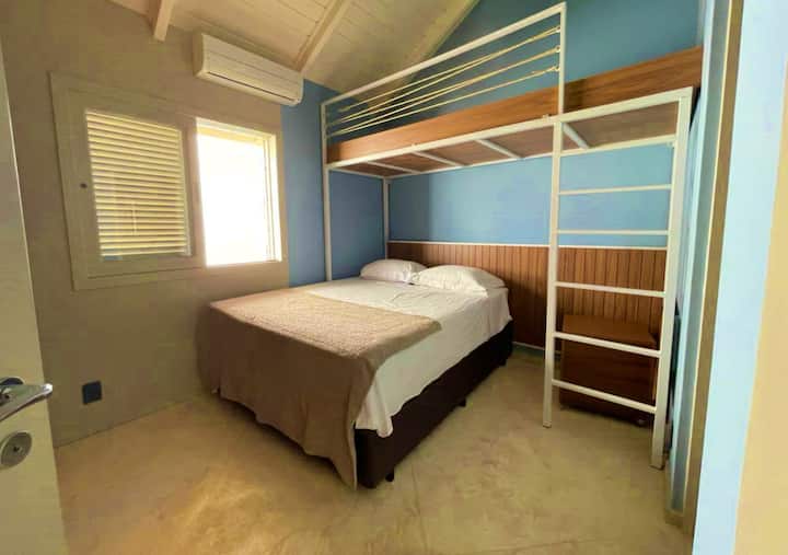 ห้องสวีท 2 พร้อมชั้นลอยเตียงควีนไซส์เครื่องปรับอากาศที่เก็บเสื้อผ้าผ้าห่มหมอนและเครื่องนอนสำรอง