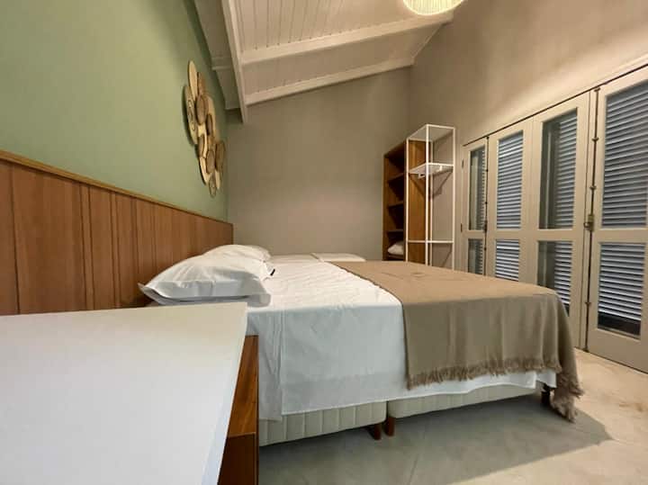 ห้องสวีท 4 พร้อมเตียงควีนไซส์เตียงเดี่ยวเครื่องปรับอากาศที่เก็บเสื้อผ้าผ้าห่มและหมอนและเครื่องนอนเพิ่มเติมและทางเข้าระเบียง