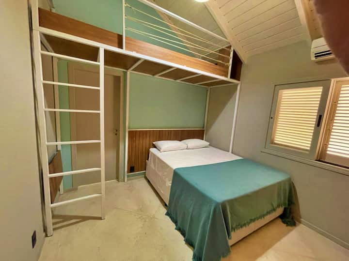 ห้องสวีท 1 พร้อมชั้นลอยเตียงควีนไซส์บิคามะเครื่องปรับอากาศที่เก็บเสื้อผ้าผ้าห่มหมอนและเครื่องนอนสำรอง