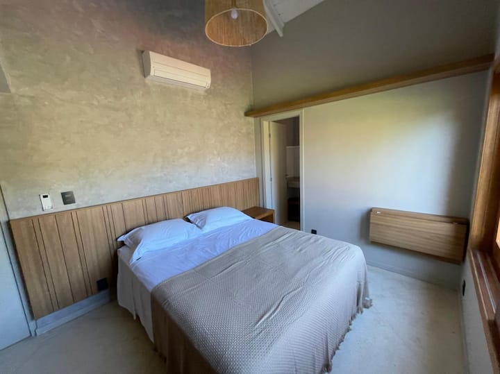 ห้องสวีท 3 พร้อมเตียงควีนไซส์เครื่องปรับอากาศที่เก็บเสื้อผ้าผ้าห่มหมอนและเครื่องนอนสำรอง