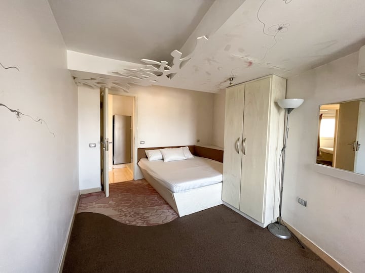 მეორე საწოლი ოთახი, რომელშიც დგას საწოლი 