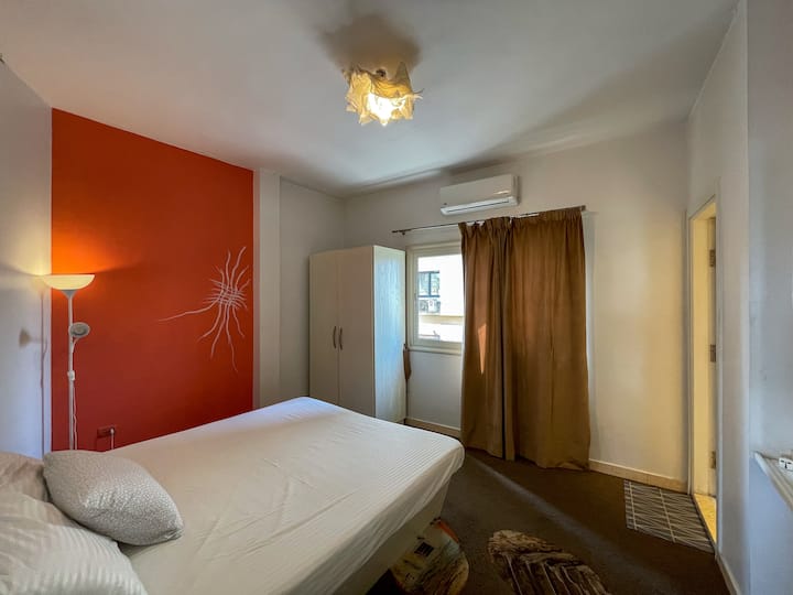 Პირველი საწოლი ოთახი დიდი საწოლითა და პირადი სააბაზანოთი 