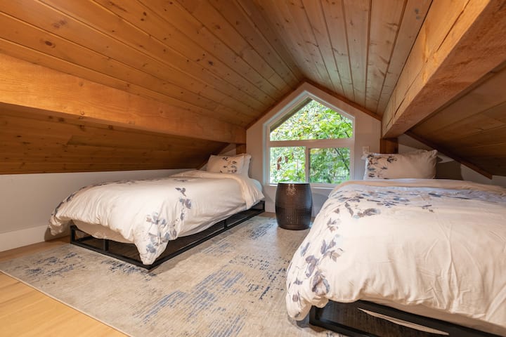 2 x DVOJLÔŽKOVÉ POSTELE V PODKROVNOM PRIESTORE S VÝHĽADOM NA HLAVNÝ VSTUP