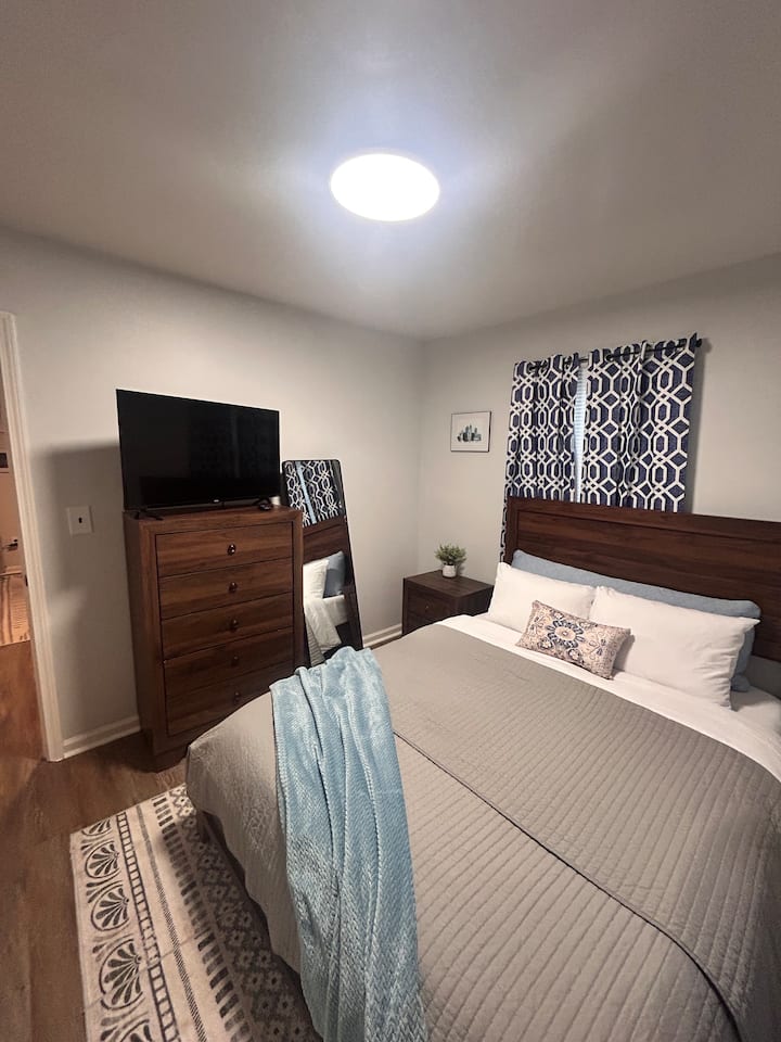 Spálňa 1 posteľ s pamäťovou penou Queen, luxusná posteľná bielizeň,  inteligentný televízor, skriňa, zatemňovacie závesy