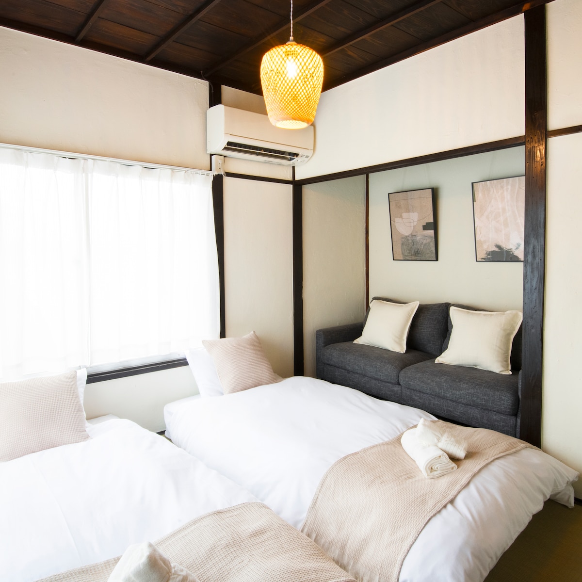 ห้องนี้เป็นห้องสไตล์ญี่ปุ่น มีเตียงเดี่ยว 2 เตียงและโซฟา
เราตั้งตารอคอยการจัดหาผ้าปูที่นอนที่สะอาด