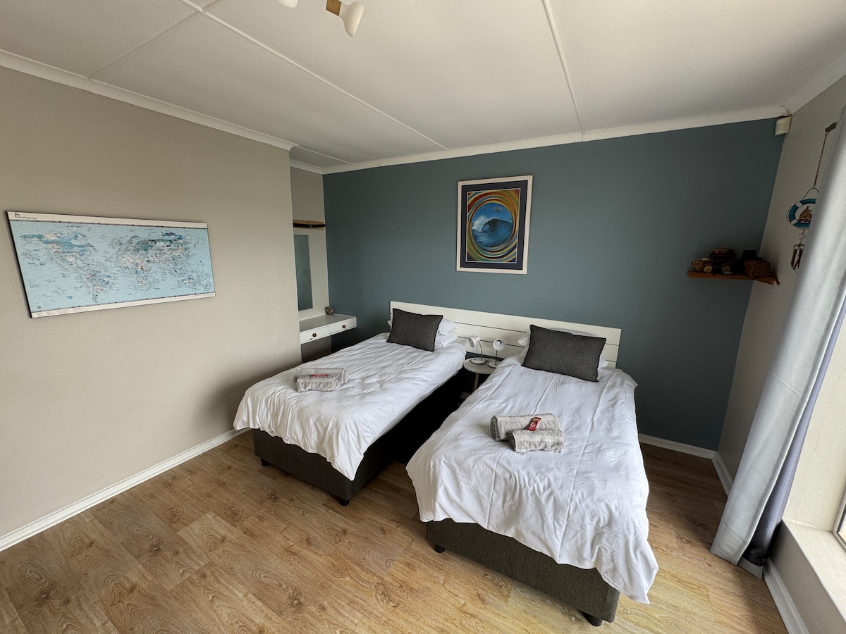 Vitanda 2 vya mtu mmoja - vinaweza kutengenezwa kuwa mfalme baada ya ombi 