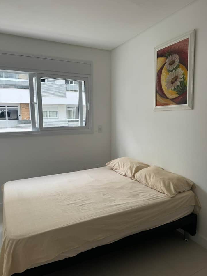 Chambre avec un lit double et un lit simple d'appoint. 

Il dispose de la climatisation et d'une armoire.