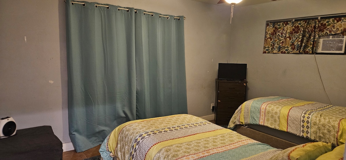 เตียงแฝดยาวพิเศษ 2 เตียงตู้เสื้อผ้าขนาดใหญ่และทีวีทำให้ห้องนี้เป็นสถานที่ที่ดีเยี่ยมสำหรับเด็กๆ!