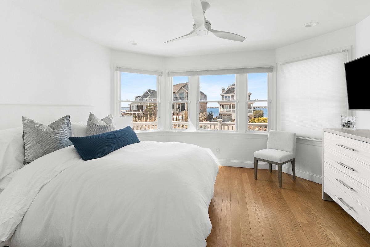 1st Floor West Bay bedroom, with full Bathroom