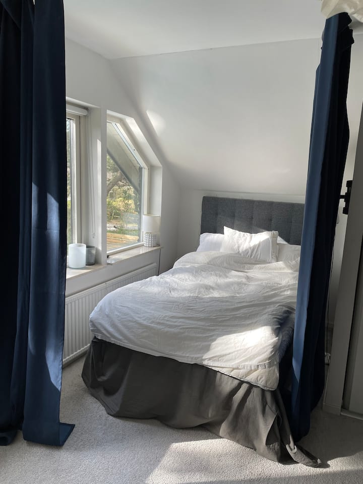 חדר שינה גדול למעלה. מיטה 120 ס"מ. 