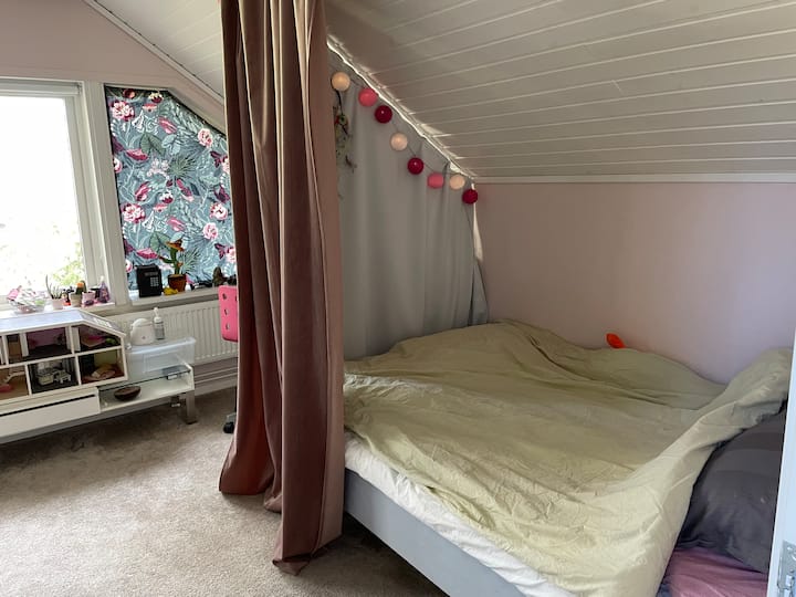 חדר שינה גדול למעלה. מיטה 120 ס"מ.