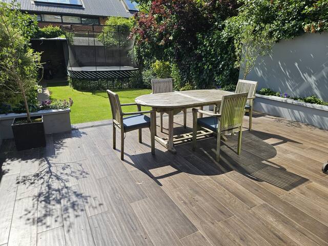 Lovely, spacious 5BR London townhouse with parking gallery image 3