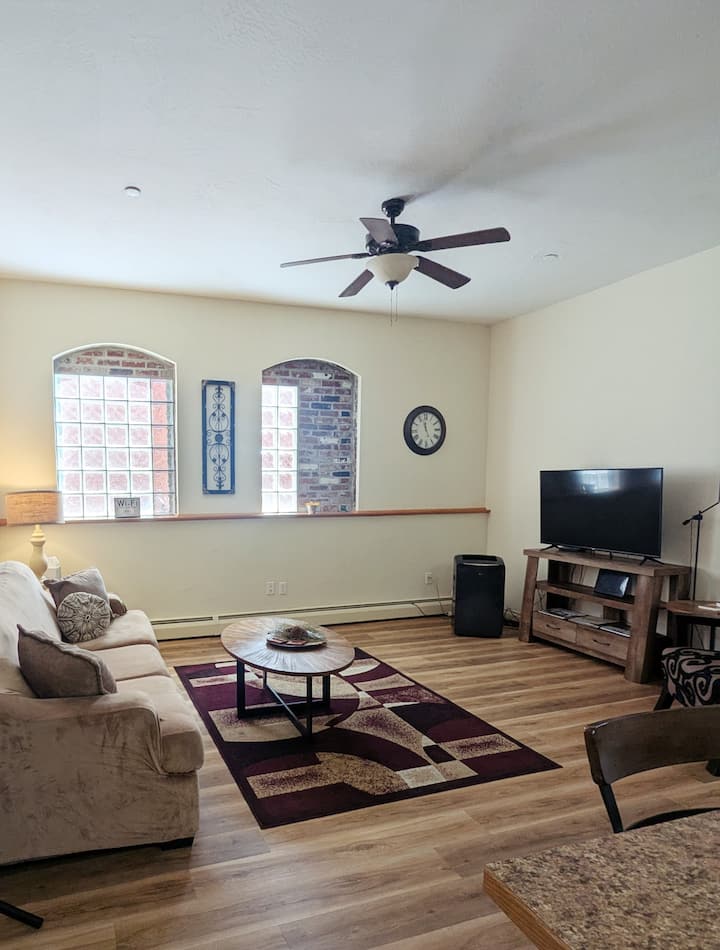 Downtown Flat 2bd (3rd Floor-has Stairs) - Great Falls, MT
