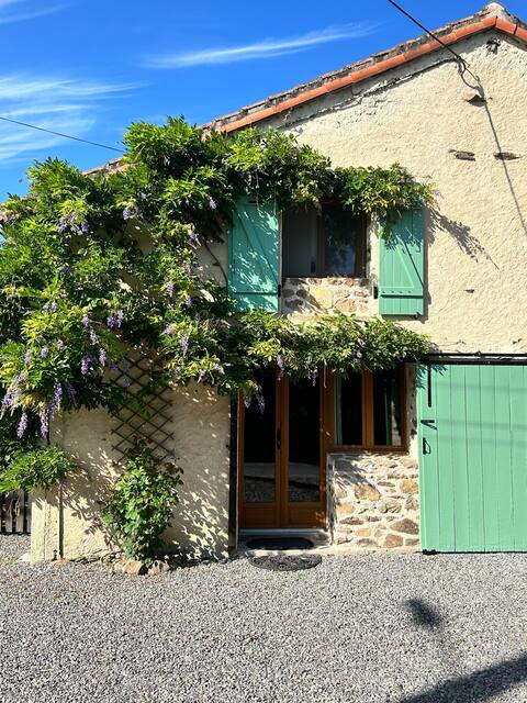 Rural cottage, sleeps 4 with garden and parking