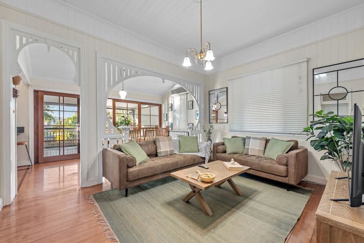 Comfy Character QLD’r ~ 3Bed House w/Parking ~ Woolloongabba