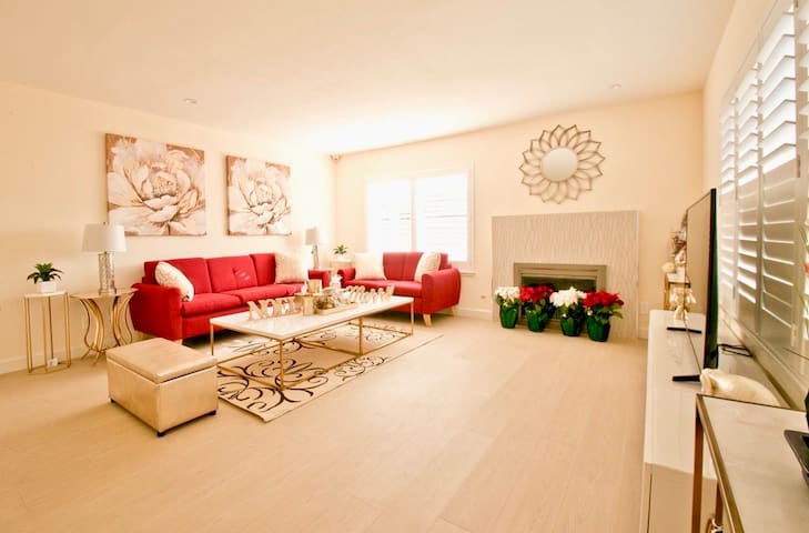 7 Bedrooms • Near Disneyland • Perfect for Groups gallery image 2