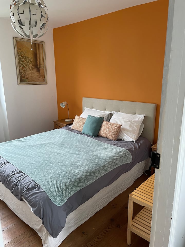 حمام مع دش إيطالي بجوار المرحاض مباشرة، سرير 160 × 200 