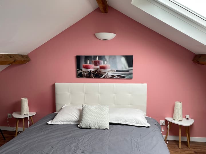 غرفة مكيفة الهواء، 
بجانب بعضهما البعض، يصنع السريران 90 سريرًا بحجم 180 سم 
حمام مع حوض استحمام ودش بجوار المرحاض مباشرة 