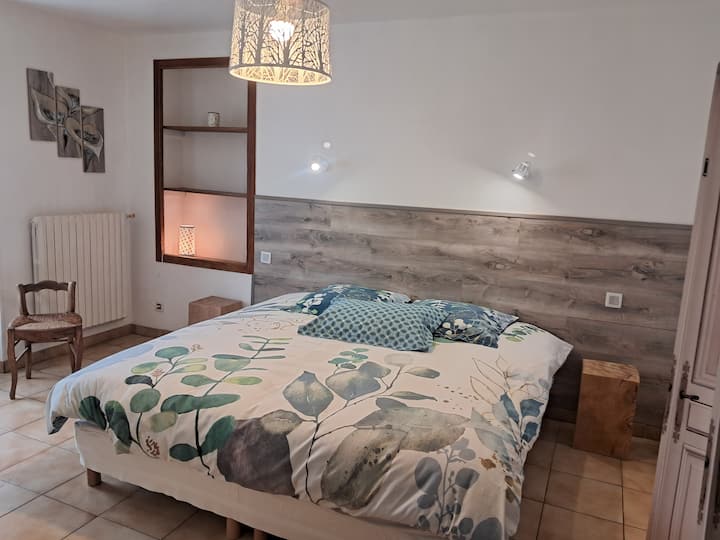 غرفة النوم رقم 1: سرير واحد 180 + مساحة تخزين + منطقة حمام خاصة بها.