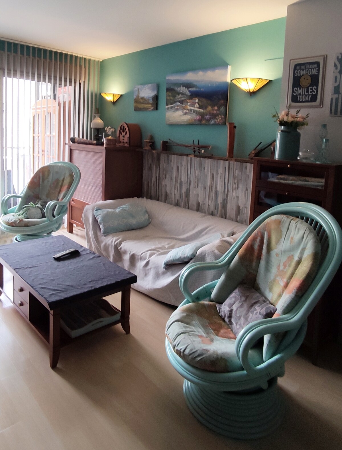 Salónik s pohovkou a dvoma kreslami, ktoré sú bambusové a rotujúce 