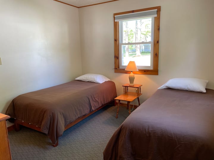 Une chambre avec deux lits jumeaux