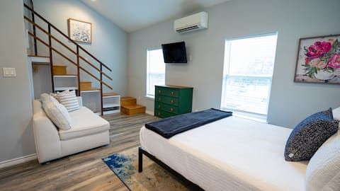 Successful Airbnb property: Modern Tiny Home near Lake, Free Pickleball in Canyon Lake