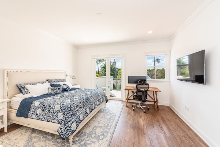 غرفة النوم الرئيسية: استرخ في سرير فخم بحجم كينج مع حمام داخلي يضم دش وحوض استحمام.