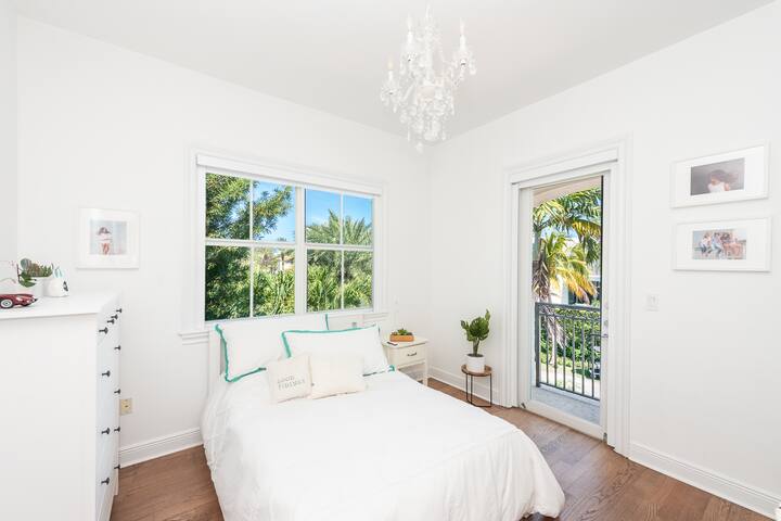 غرفة النوم الثالثة: سرير مريح كامل الحجم مع حمام داخلي لمزيد من الخصوصية.