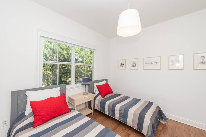 غرفة النوم الثانية: سريران مزدوجان مريحان، مثاليان للأطفال أو الأصدقاء، مع حمام داخلي خاص. يشمل التلفزيون.