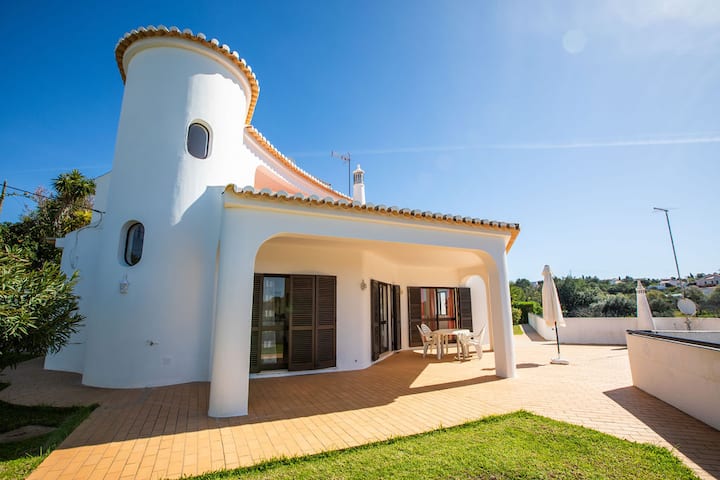 Fantastic Breaks In The Charming Villa Martinho In Carvoeiro Beach - Algarve