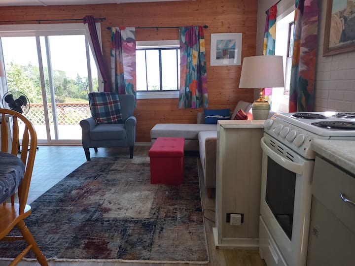 Cottage On Minas Basin, Parrsboro, Nova Scotia. - Nova Scotia