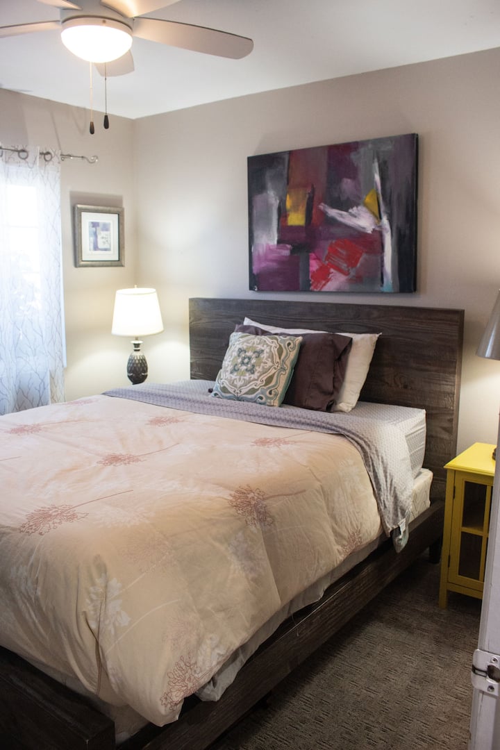 这间标准双人床卧室温馨宁静，配备柔和的照明、遮光窗帘和大胆的现代艺术品，是您在一天的探险或家庭娱乐后放松身心的理想空间。
