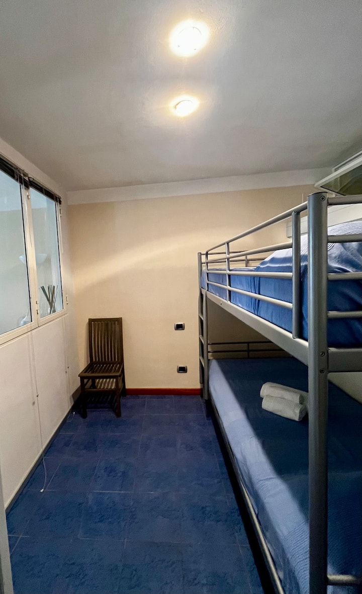 Praktische slaapkamer met een stapelbed