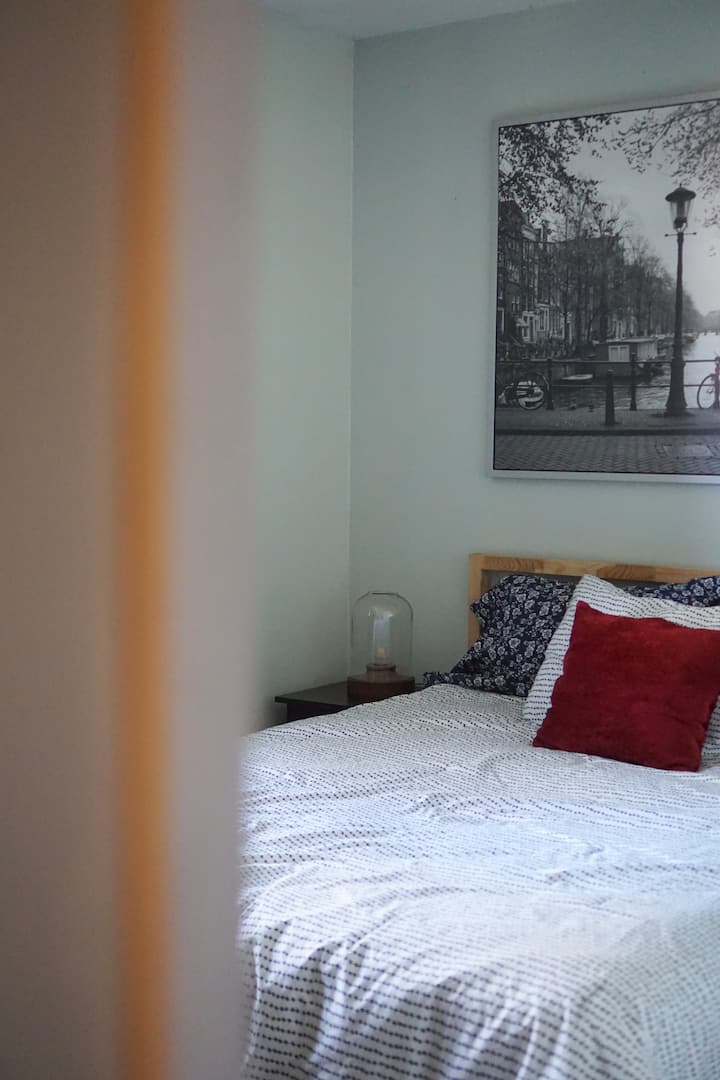 غرفة نوم تضم سرير كوين