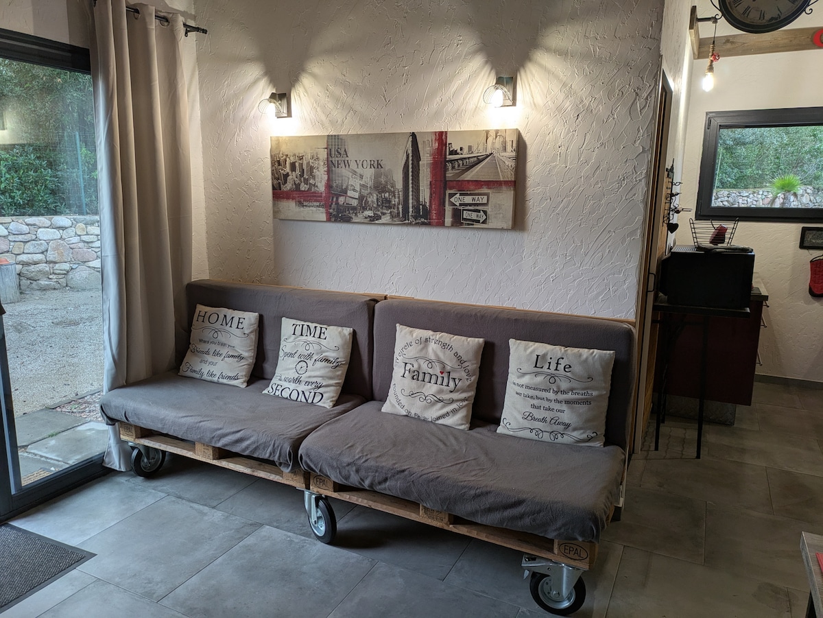 Popular Airbnb listing: 𝐴𝑡𝑡𝑒𝑙𝑙𝑢 𝑑𝑖 𝑏𝑎𝑏𝑏𝑢 in Lecci