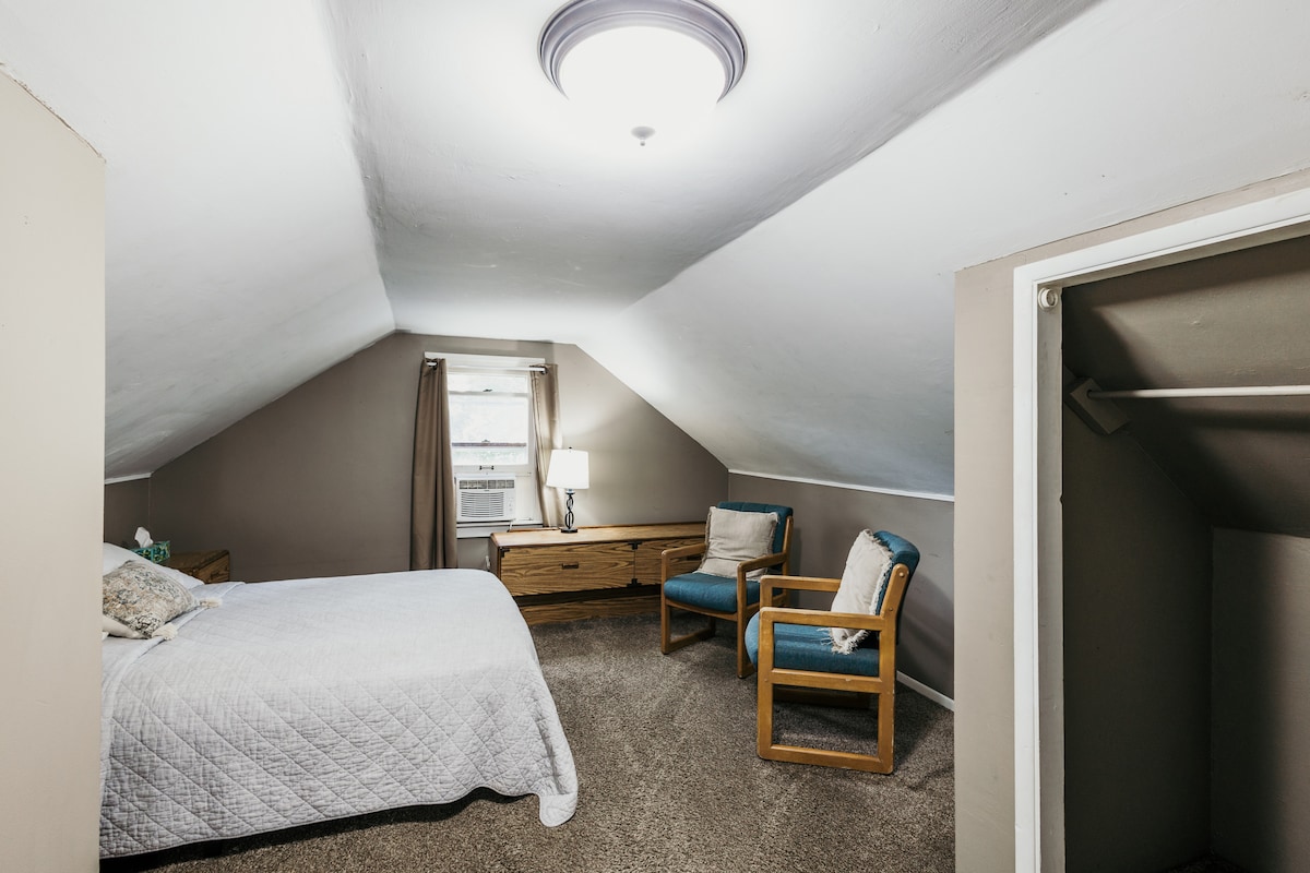 Primer dormitorio de arriba. Totalmente amueblado. Cama de tamaño grande.