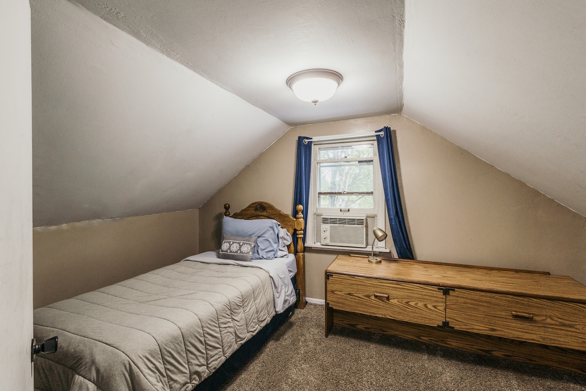 Segundo dormitorio de arriba. Totalmente amueblado. Cama de tamaño doble. Bonito unidad de aire acondicionado de ventana para la planta alta.