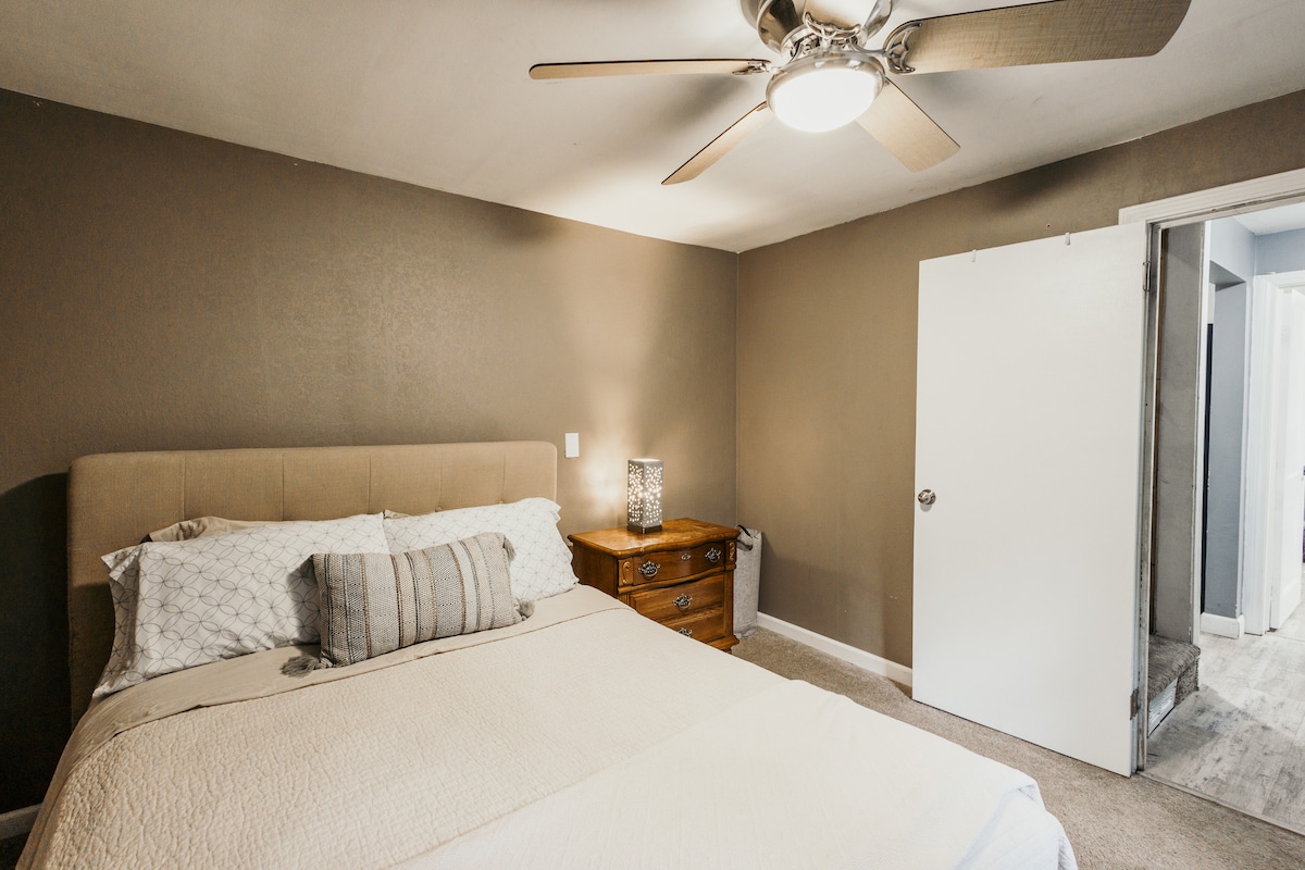 Segundo dormitorio en el piso principal. Totalmente amueblado. Cama tamaño queen.