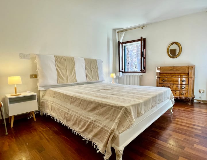 Двоен кревет со ноќни масички