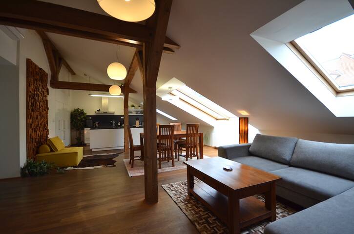 Grand Luxury Attic Klimentska – Old Town Square gallery image 4