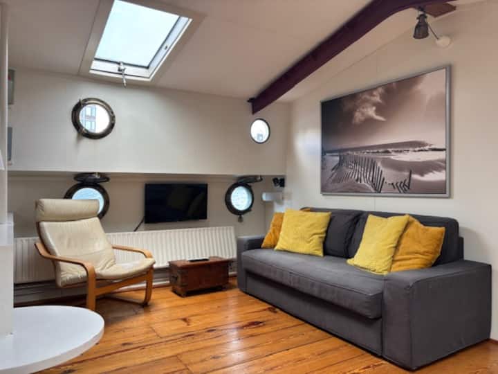 Step Into 1923 Houseboat On Iconic Amstel River - Ámsterdam
