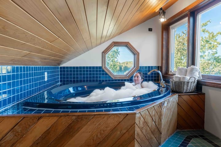 Blue Pearl — boathouse and lake